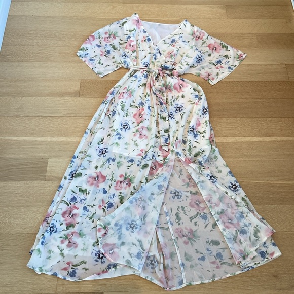 Dresses & Skirts - Floral Maxi Dress